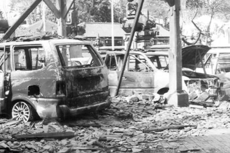Dua mobil yang terbakar akibat kerusuhan Bali 1999