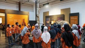 Menyejarahkan Indonesia